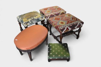 quatre tabourets rembourrés de couleurs différentes et un repose-pieds