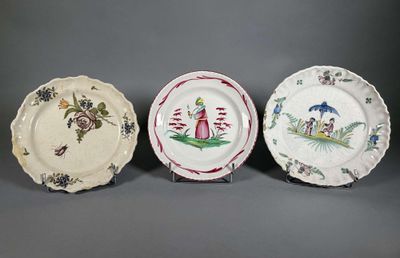trois assiettes ornées de motifs différents, posées sur un fond gris