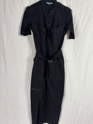 une robe noire sur fond blanc, avec un fond blanc