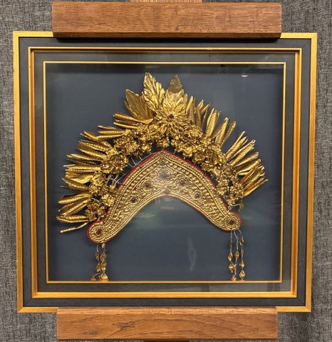 Coiffe de marié. Travail Indonésien. Sous cadre vitrine. 35 X 32 ...