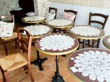 de nombreuses tables et chaises dans une pièce où est accrochée une affiche au mur