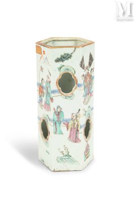 un vase blanc orné d'une image représentant des personnes