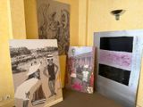 deux photos d'un homme, placées l'une à côté de l'autre sur une table
