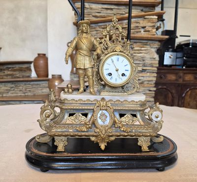 une horloge posée sur une table