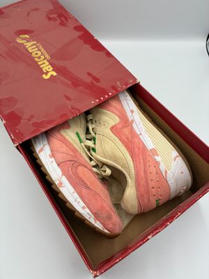 Des Nike Air Force 1 dans une boîte contenant une paire de chaussures