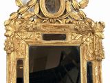 un miroir doré sur lequel figure le portrait d'un homme