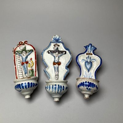 trois appliques murales décoratives ornées de motifs bleus et blancs