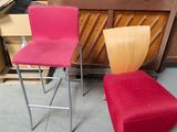 deux chaises placées l'une à côté de l'autre dans une pièce