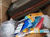une pile de bagages et d'autres objets dans un carton