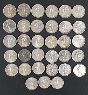 gros plan d'un paquet de pièces de monnaie sur une surface noire