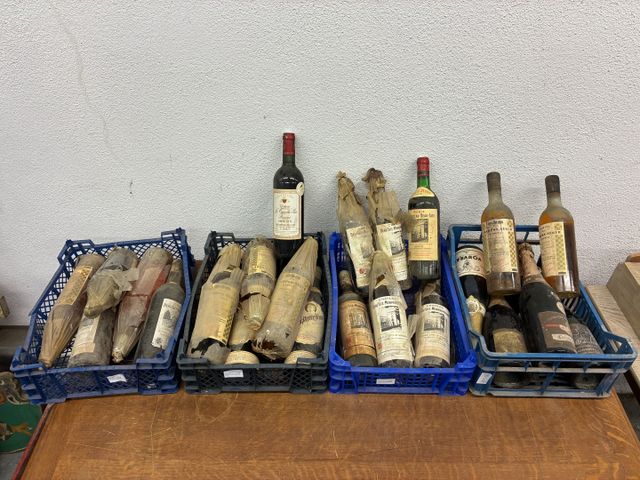 Lot de 80 bouteilles de vin rouge et blanc. Joint 1 bouteille de 