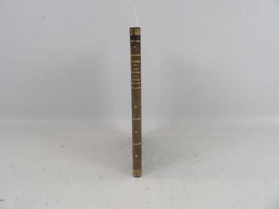 un gros plan d'un livre sur une surface blanche avec un fond blanc