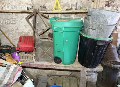 de nombreuses poubelles posées sur une étagère dans une pièce