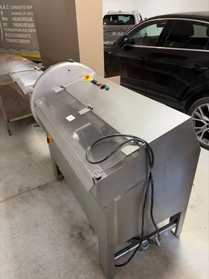 une image d'une voiture garée dans un garage
