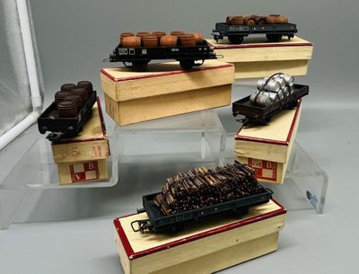 quatre types différents de trains miniatures exposés dans une vitrine