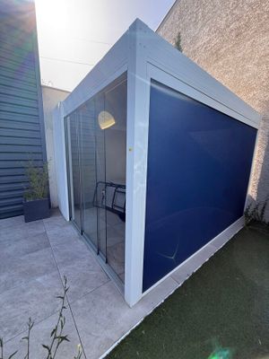 une photo d'une maison moderne avec une porte de garage bleue