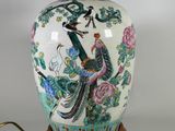 une lampe posée sur une table