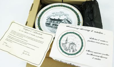 une boîte contenant une assiette et une carte