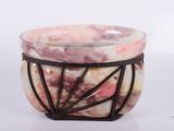 un bol rose et blanc posé sur une table