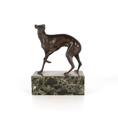 sculpture en bronze représentant un lévrier, posée sur un socle en marbre