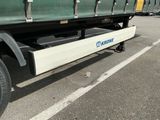 un camion qui est garé dans un parking