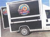 une photo d'un camion avec un beignet sur le côté