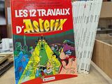 un livre posé sur une table, devant une pile de livres