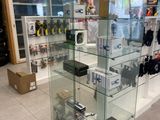 une vitrine en verre au milieu d'un magasin