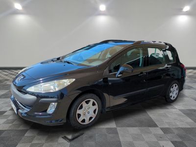 la voiture noire est garée dans le garage sur le sol en damier
