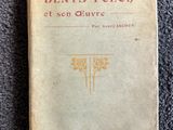 un vieux livre posé sur un tapis bleu
