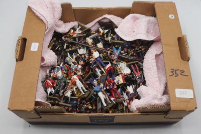 une boîte en carton remplie d'une multitude de vis de toutes sortes