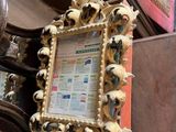 une photo d'un cadre suspendu à un mur