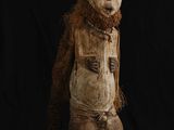une image représentant une sculpture en bois d'un homme barbu