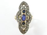 Gros plan sur une bague contenant une pierre bleue