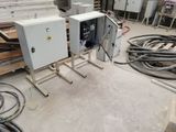 une photo d'une pièce contenant tout un tas d'appareils électriques