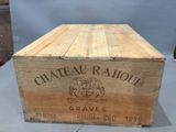 une boîte en bois avec une étiquette sur une table