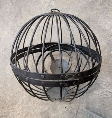 un oiseau dans une cage suspendue au plafond