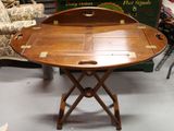 une table en bois sur laquelle est posé un plateau, dans une pièce