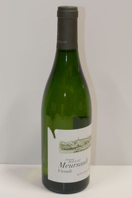 une bouteille de vin posée sur une table