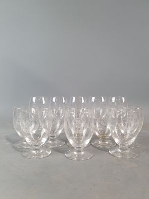 un lot de six verres à vin transparents posés sur une table