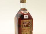 une photo d'une bouteille de rhum posée sur une table