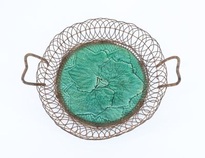 Assiette en faïence (barbotine) à dominante vert à décor de …