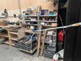 une photo d'un garage avec tout un tas d'outils sur les étagères