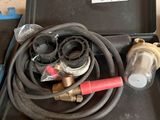 une boîte contenant tout un tas de tuyaux