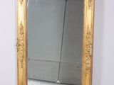 un miroir posé sur une table blanche