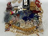une pile de bijoux assortis sur une surface blanche