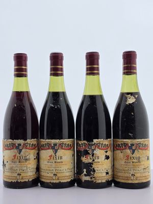trois bouteilles de vin sont alignées sur une surface blanche