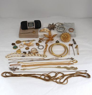plusieurs types de bijoux différents sur une surface blanche