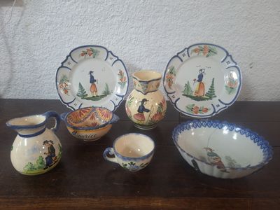 une table sur laquelle se trouvent de nombreux objets différents