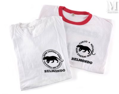 deux t-shirts avec des logos noirs et rouges